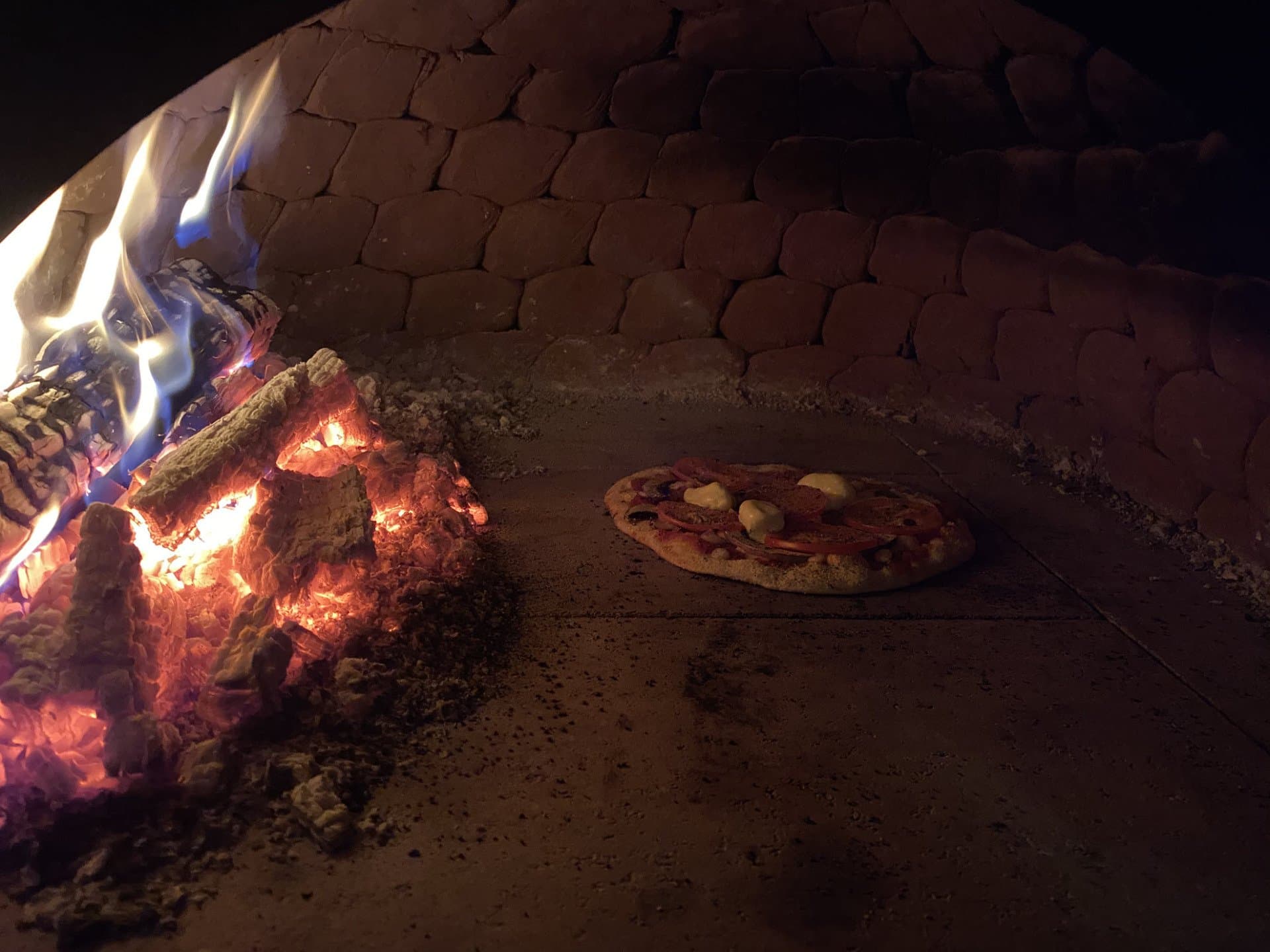 Pizza im WegelinOfen nach 2 Minuten fertig