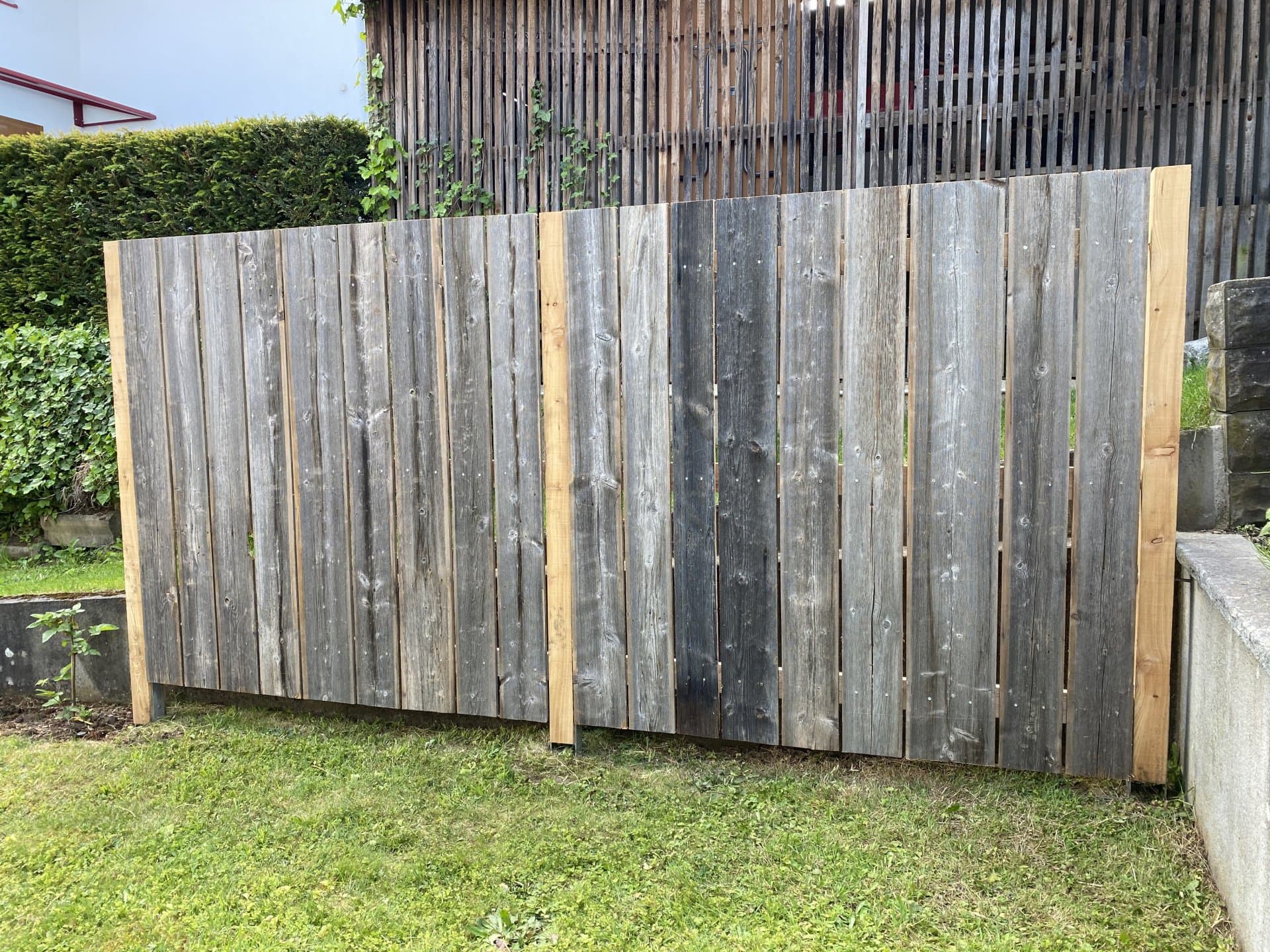Sichtschutzwand aus Altholz