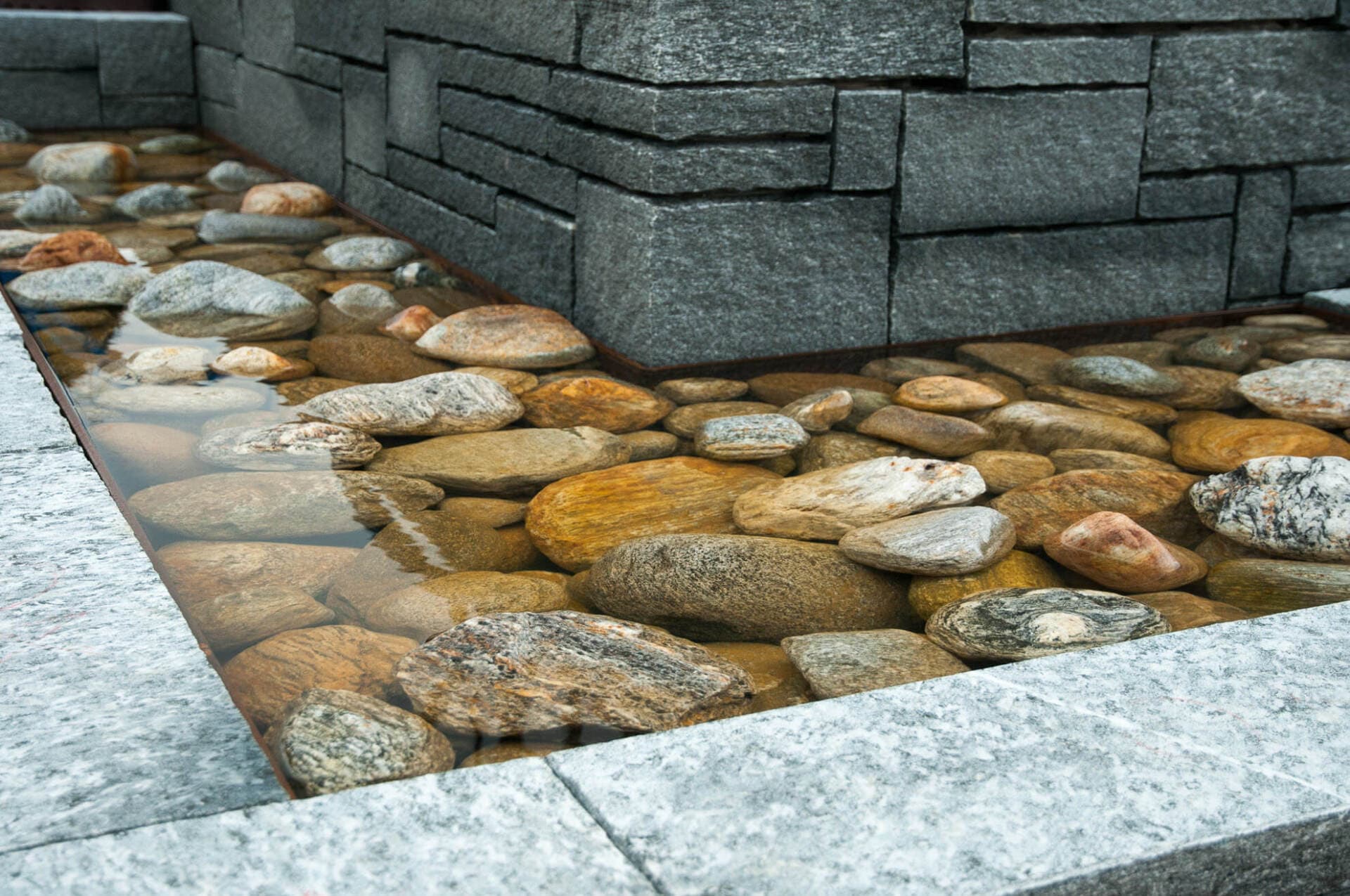 Cortenstahl Wasserbecken mit Verzasca-Steinen