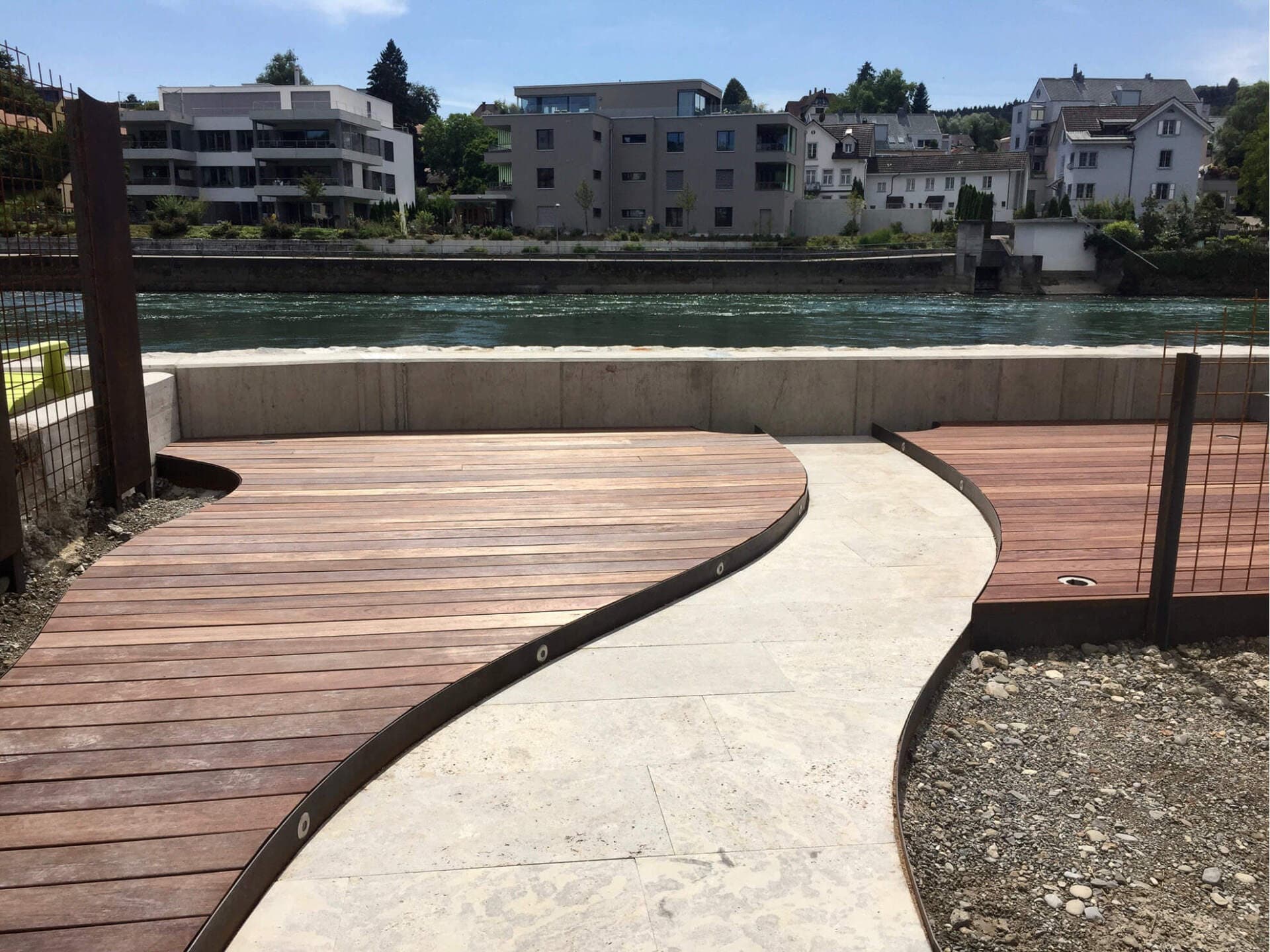 Geschwungener Muschelkalk-Weg mit LED Beleuchtung