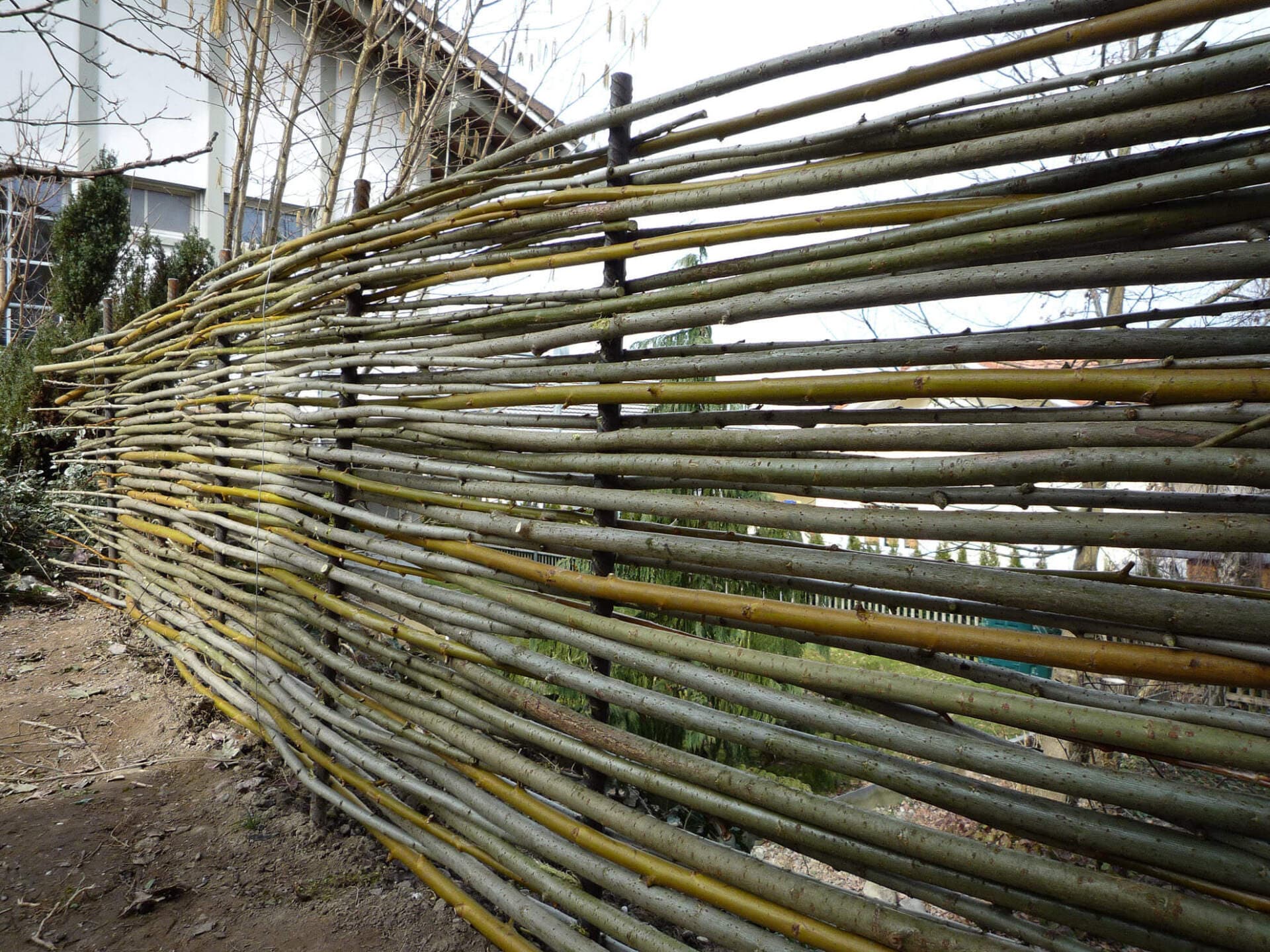 Horizontal geflochtener Weidenzaun als Sichtschutz