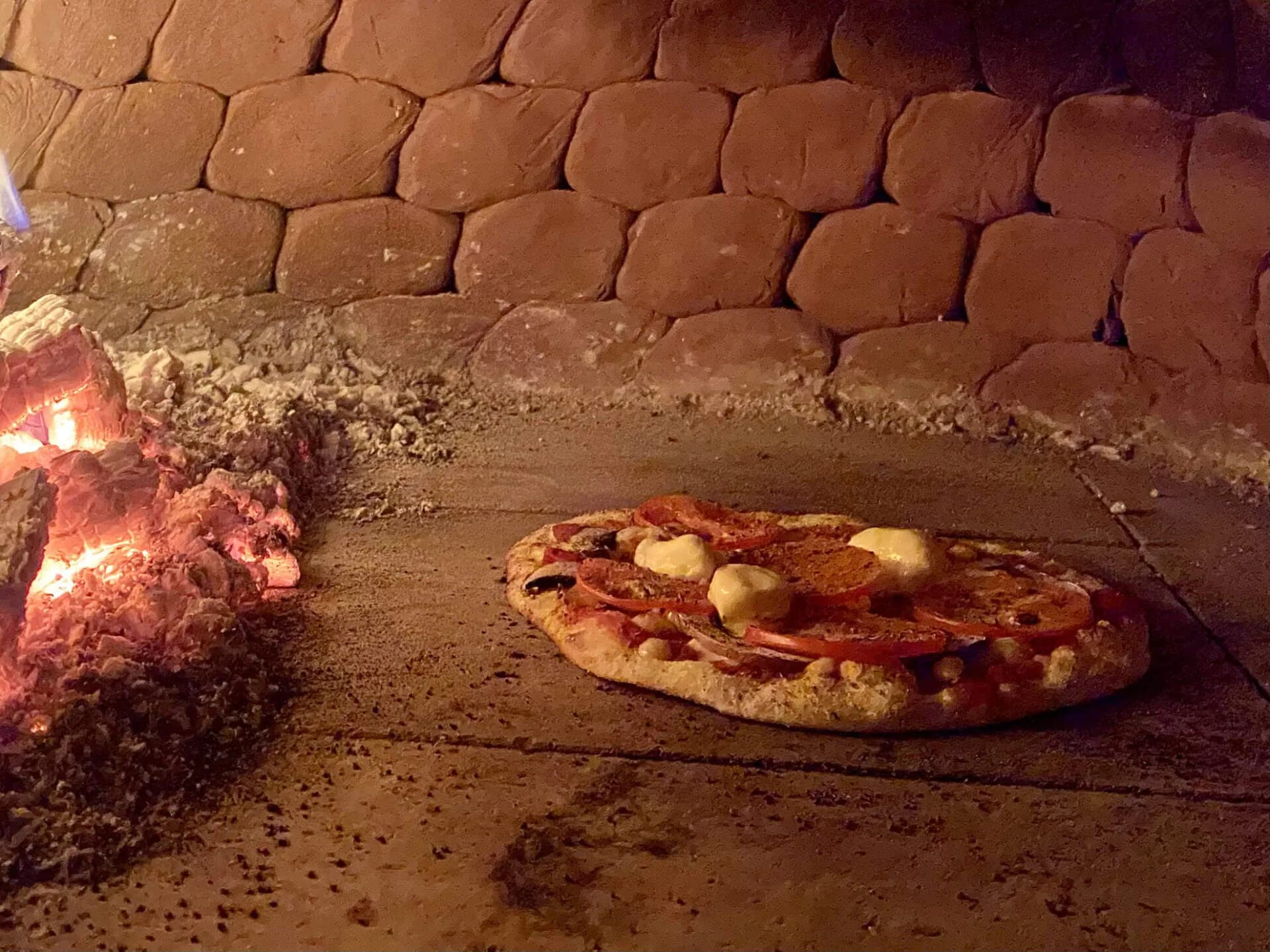 Pizza aus dem WegelinOfen Cielo